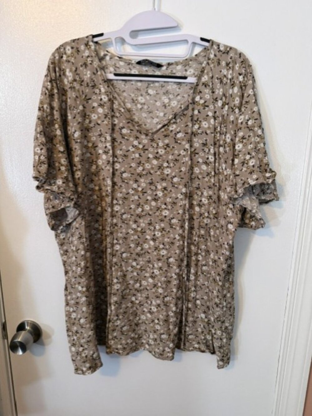 BloomChic Plus Size 18-20 Boho Floral Daisy V-Neck Tie Top Rayon Blouse